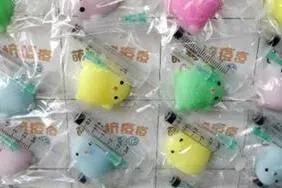 这类产品以多种名称出现，如挤痘痘玩具、粉刺挤压玩具、气泡挤压玩具、充气软胶玩具，以及捏捏乐。（取自消费品安全办公室网站）