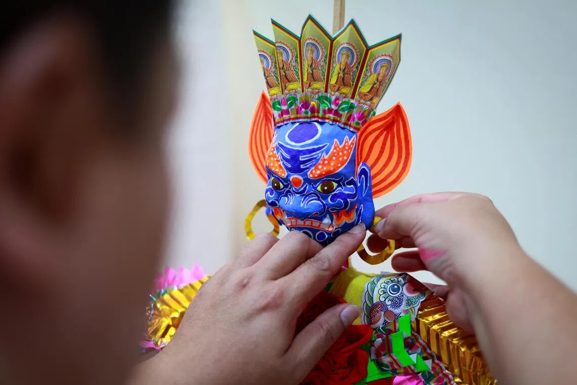 陈贵财是纸扎大士爷的造型师和发型师。 （龙国雄摄）