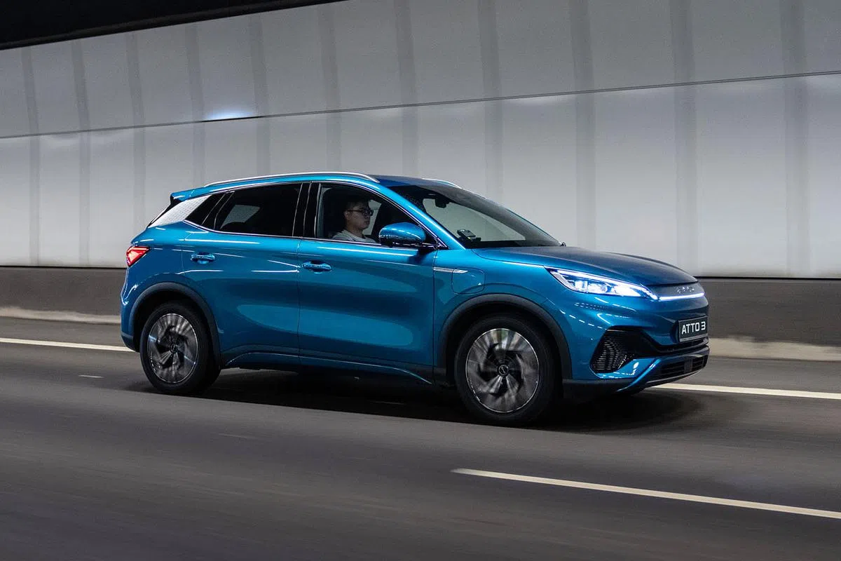 汽车展销会上一次过展示多款崭新的电动车让买家挑选，更设有“电动车资讯学校”专区为你网罗电动车资讯。图见比亚迪BYD Atto 3 100kW电动车。（图/商家提供）