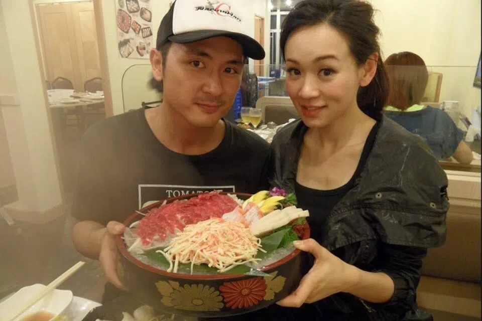 李泳豪（左）和杨思琦相恋九年，期间因为人气和收入的差距被指“女尊男卑”。（互联网）