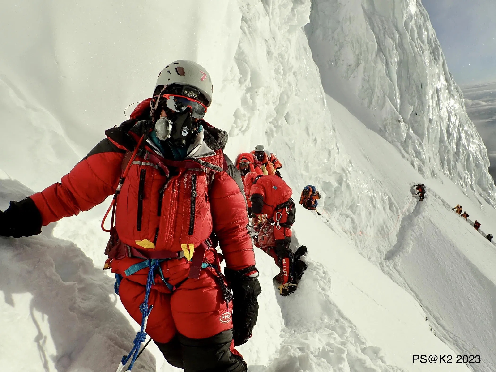 去年7月27日，曾小耘和沈珮珊登顶K2途中，来到8200米距离顶峰不远一个名为“瓶颈”（Bottleneck）区域时，因前方发生登山事故，导致约100多名准备登顶的攀山员在悬崖峭壁上形成长长的排队人龙。图为沈珮珊当天攀爬至K2“瓶颈”处所摄。（受访者提供）