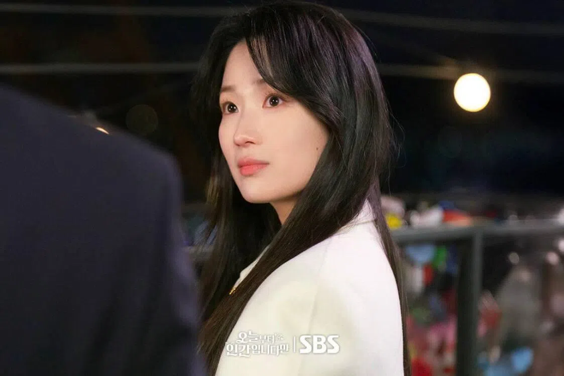 从《背着善宰跑》的阳光女孩到《从今天开始是人类》的傲慢九尾狐，金惠奫的演技从未让人失望。（取自SBS TV IG）