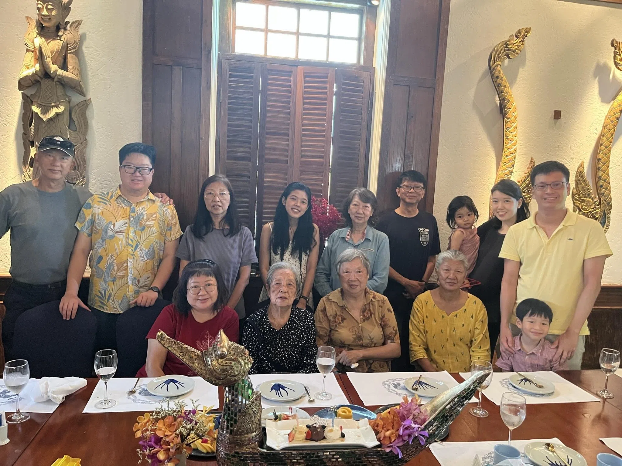 卓宇靖（后排右二）认为多代同游是家庭中最有意义和最值得珍藏的经历之一。（受访者提供）