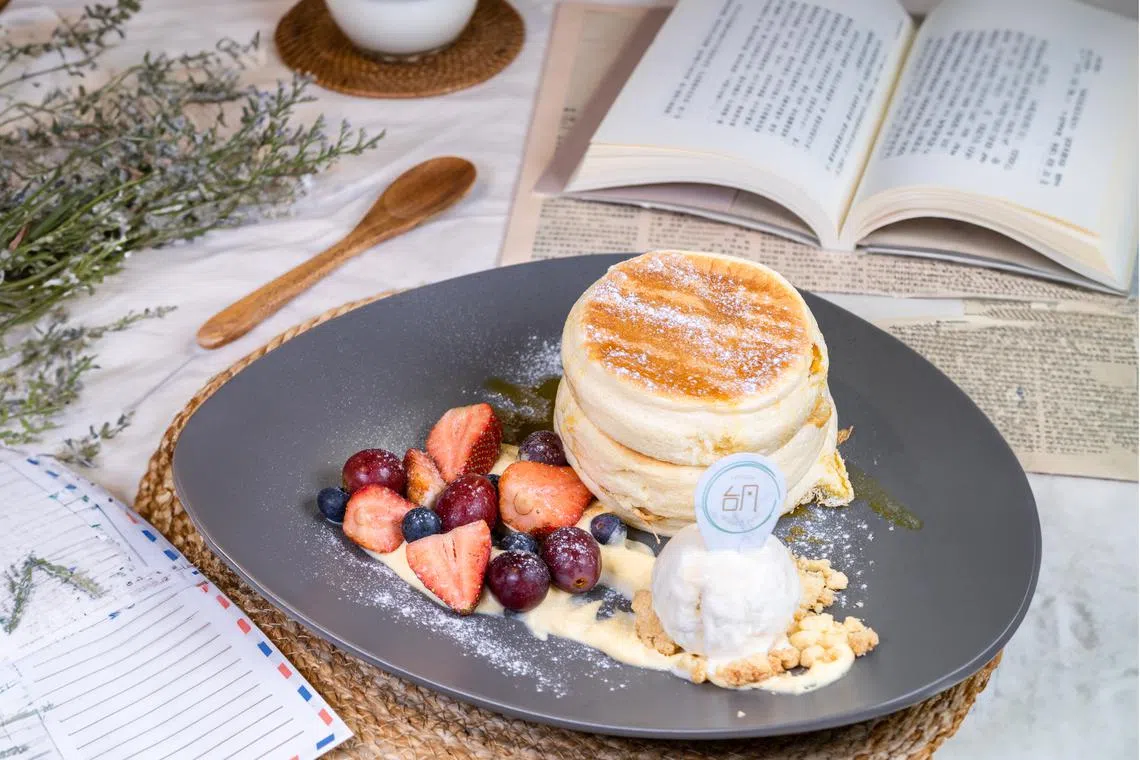 经典厚烧松饼有各式莓子。（餐馆提供）