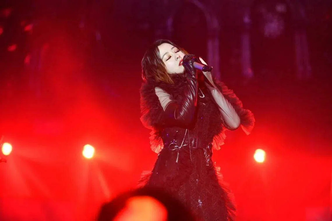 张靓颖认为她的歌迷卧虎藏龙。（互联网）