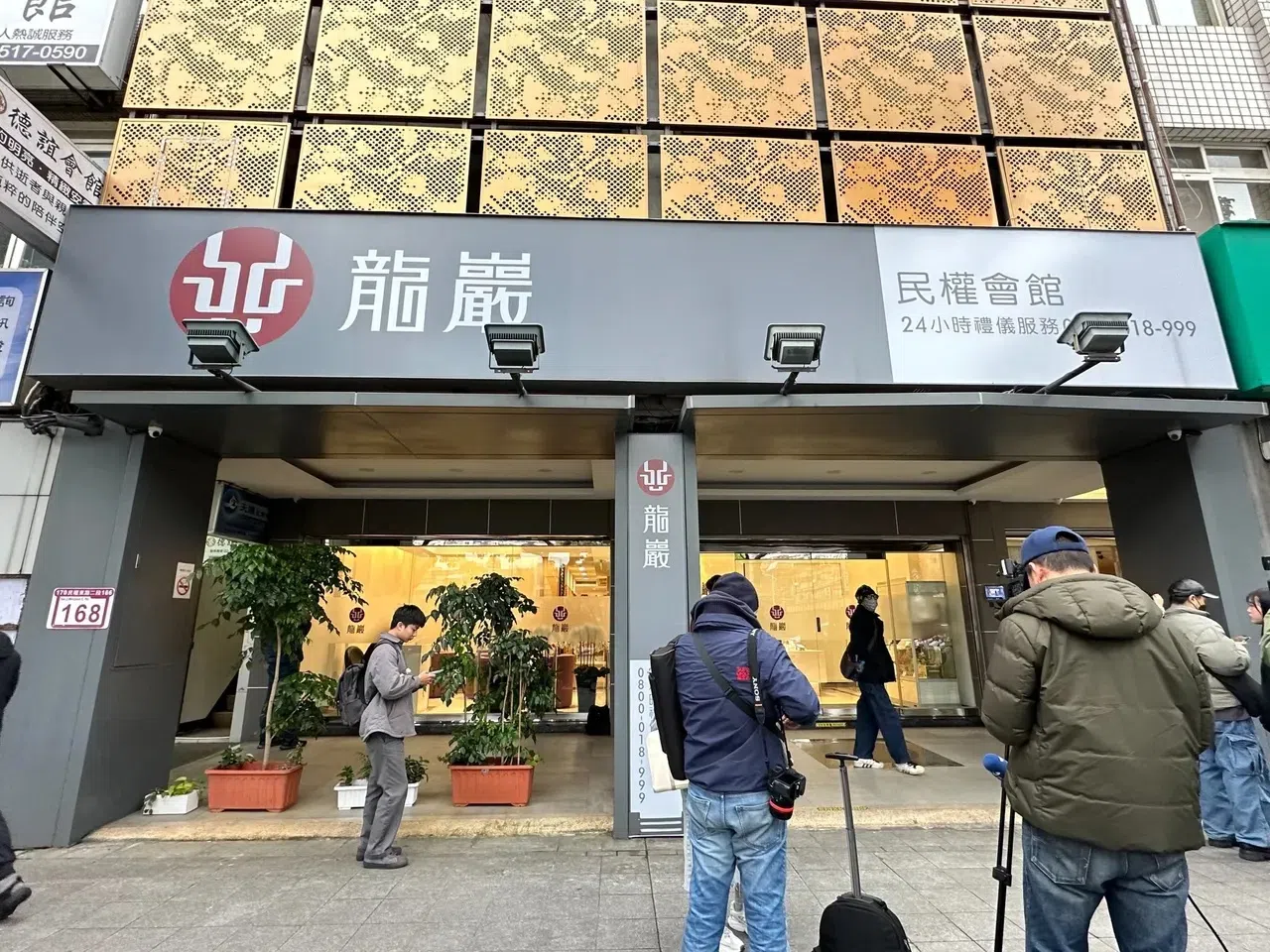 外传大S将在民权东路龙岩设灵堂，但大批媒体已等候多时，未见徐家人。（互联网）