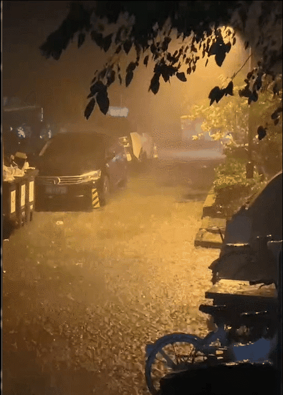 北京市民今天凌晨拍摄的大雨情景。（中新网）