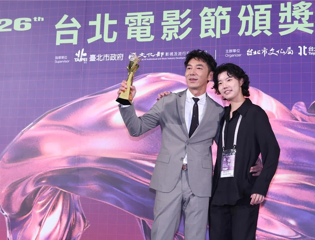 李李仁（左）领奖之后与女儿荳荳一起拍照。（互联网）