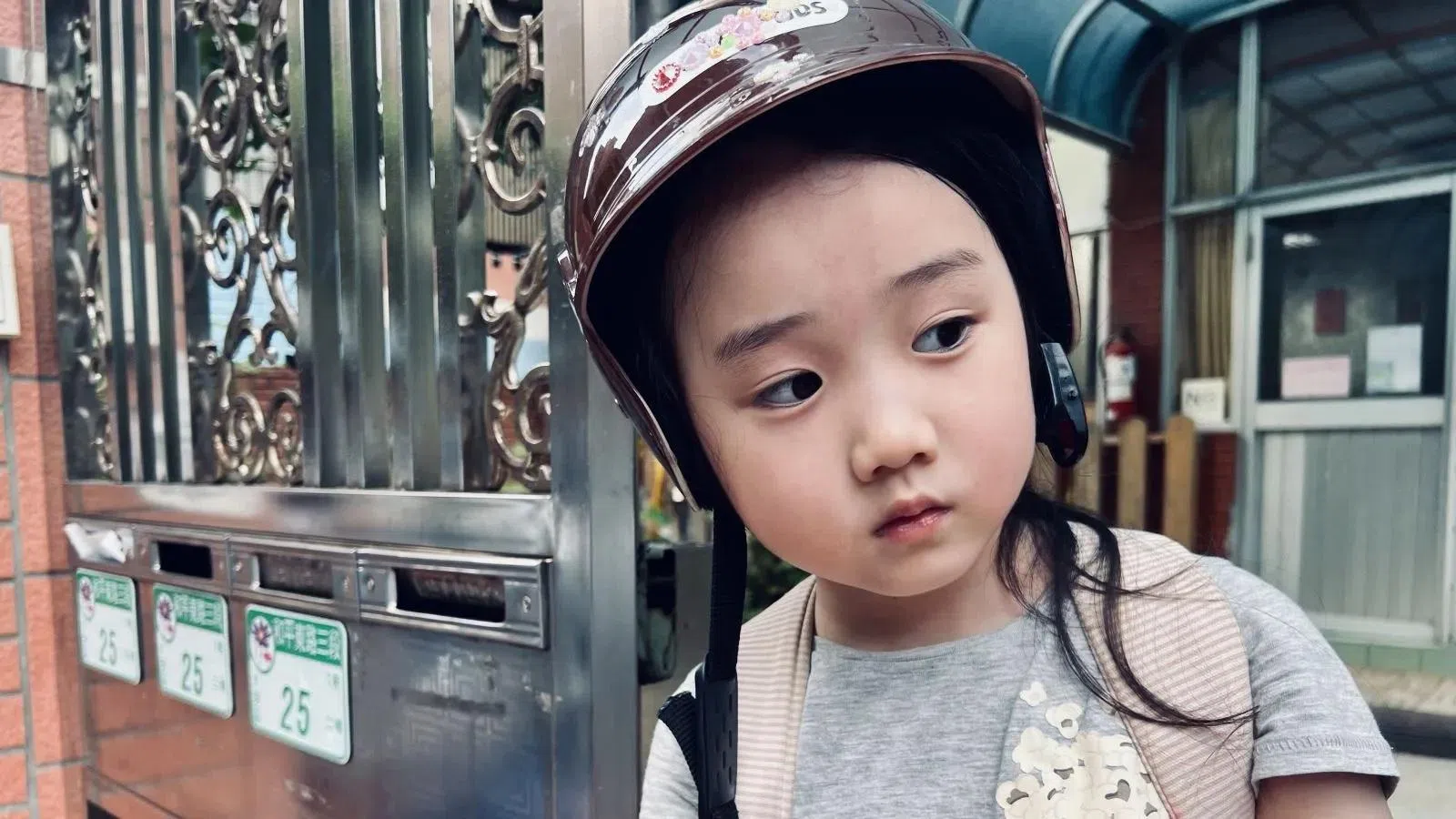 叶子绮饰演的左撇子女孩，因外公一句“用左手等于替魔鬼做事”而困惑。（互联网）