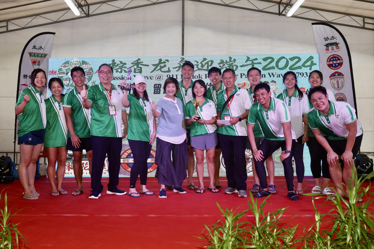 澄海会馆在龙舟赛得到冠军，由马炎庆夫人林海燕（左六）颁发奖杯和奖金。左四是澄海会馆会长林雍杰，前排右三是策划这次龙舟赛的澄海会馆副福利洪广为。（郑一鸣摄）