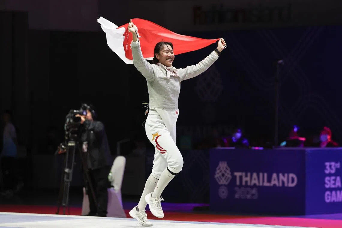 王洁敏夺金后，兴奋地挥舞国旗庆祝。（白艳琳摄）