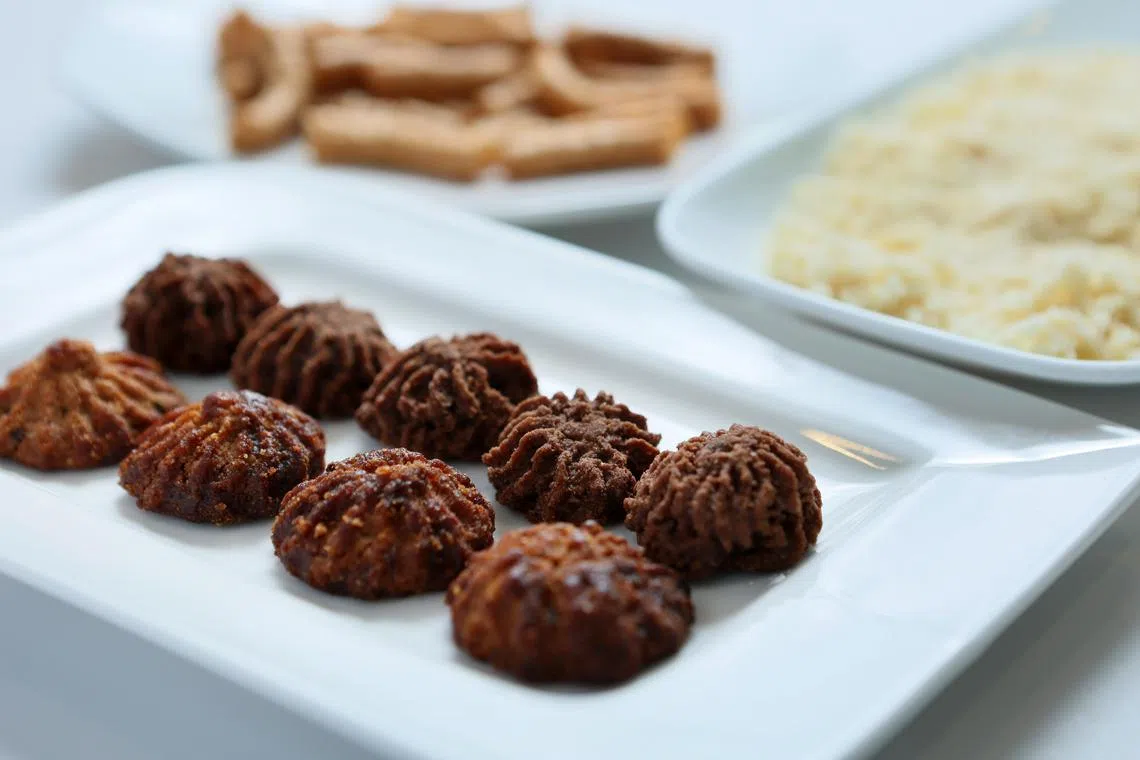 SustainaBites饼干口味包括鱼露焦糖和巧克力，口感酥脆且没有豆腥味。（龙国雄摄）