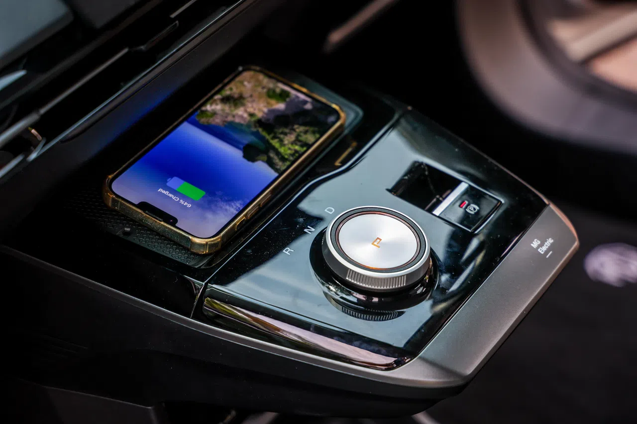 挡把座采用悬浮式设计，上面有手机无线充电槽和换挡旋钮。（叶振忠摄）