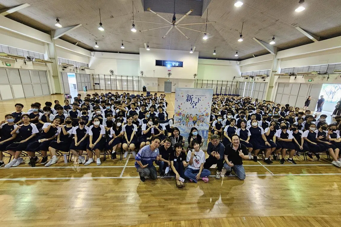 参与“'新空下”新谣音乐分享会的林景中学师生与弹唱人制作室表演者及负责人合影。张思瑾老师是中间第二排（右一）戴口罩者。（受访者提供）