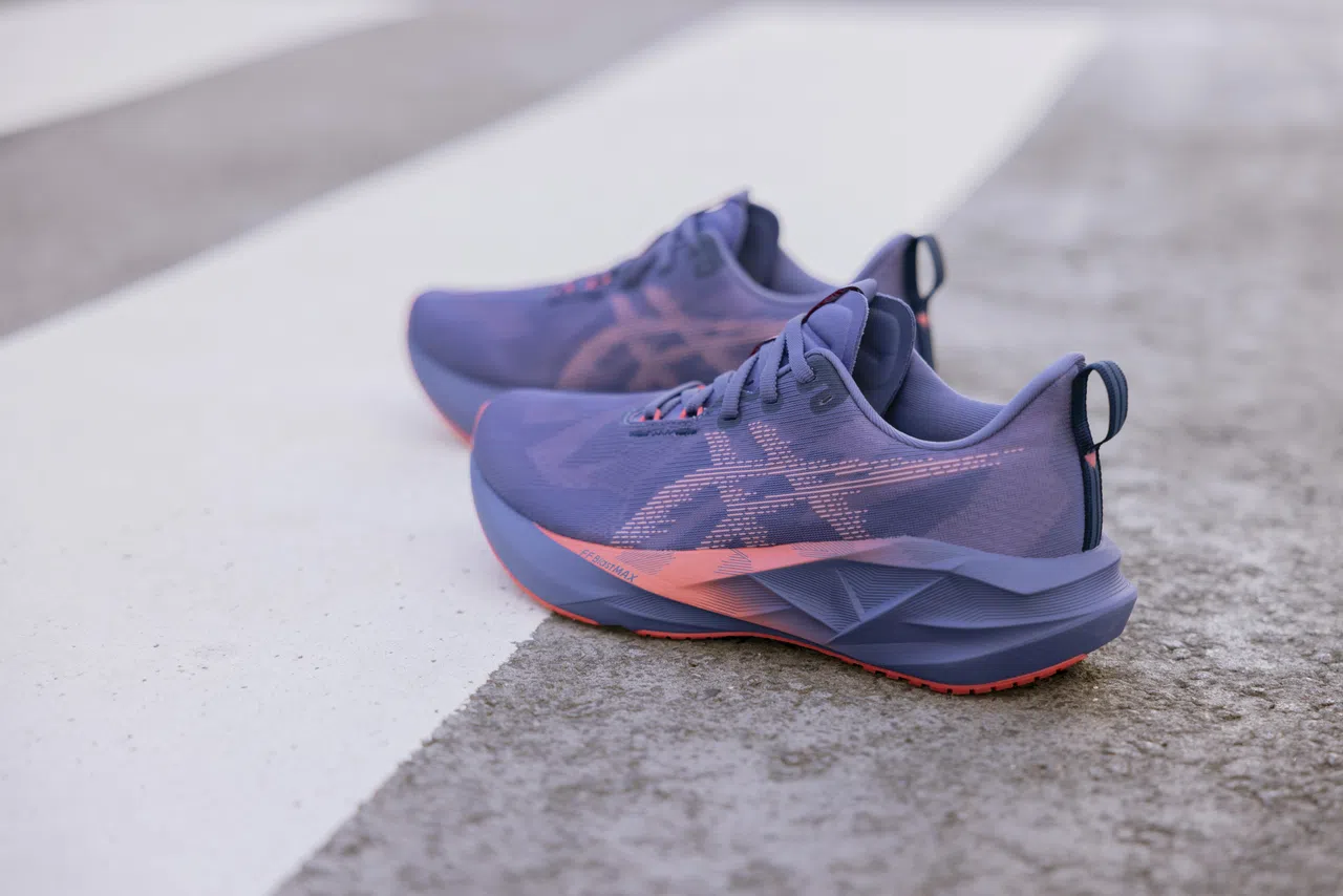 Asics的跑鞋“Novablast 5”，功能与美观兼具。（品牌提供）