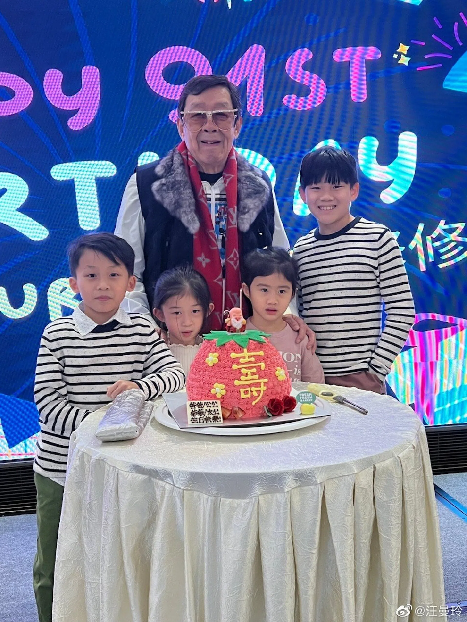 胡枫在寿宴上与孙子、孙女合照。（取自艺人面簿）