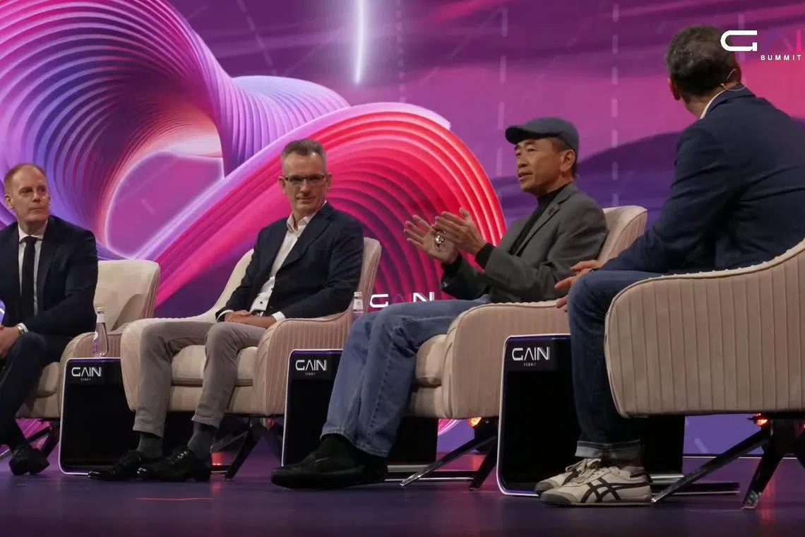 人工智能专家在全球人工智能峰会一场讨论会上探讨通用AI。左起为讨论会主持人波士顿咨询集团（BCG）董事经理利蒂格（Lars Littig）博士、Alpha Intelligence Capital联合创办人布隆多、英伟达亚太地区首席系统架构师施忠伟博士和Boson AI联合创办人斯莫拉。（官方直播视频截屏）