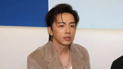 坤达卷入闪兵案，但他在警方上门前飞往加拿大温哥华工作，尚无法拘提。（互联网）