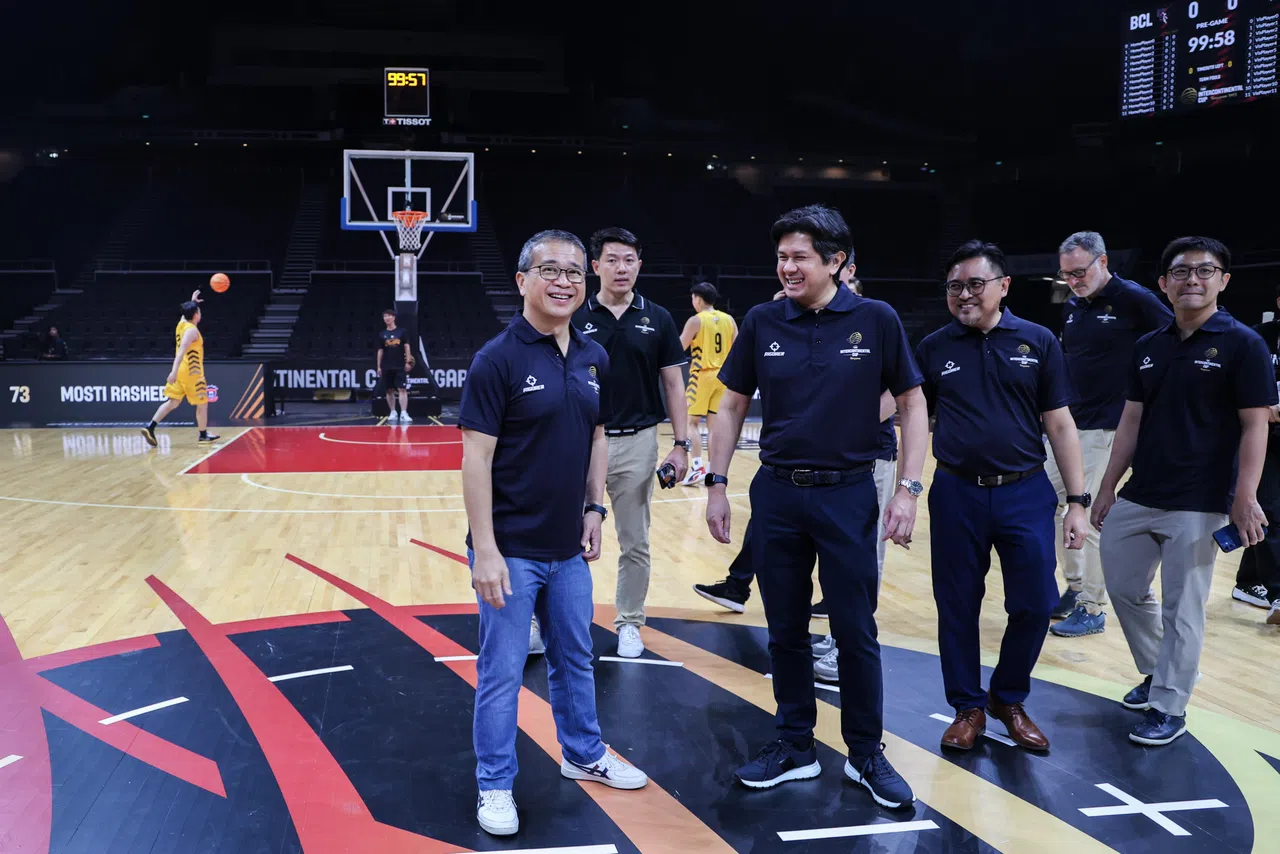 唐振辉（左一）在众人的陪同下巡馆参观。（白艳琳摄）