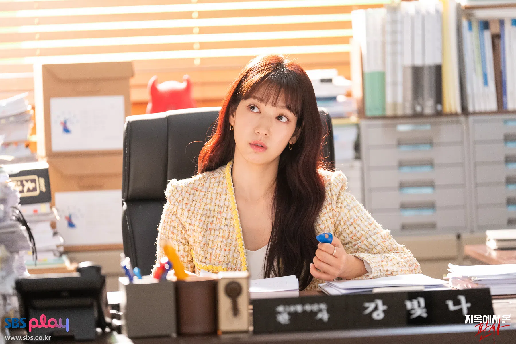 朴信惠饰演的恶魔有许多面向。（取自SBS官网）