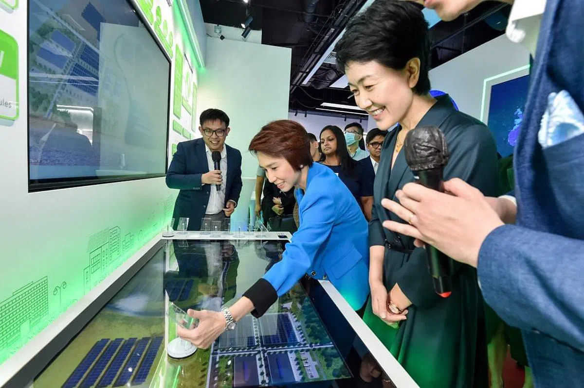 正泰国际位于新加坡的创新实验室去年开幕，请来新加坡贸工部兼文化、社区及青年部政务部长刘燕玲（前排左）和中国驻新加坡大使孙海燕（前排右）出席参观。（图/经发局提供）