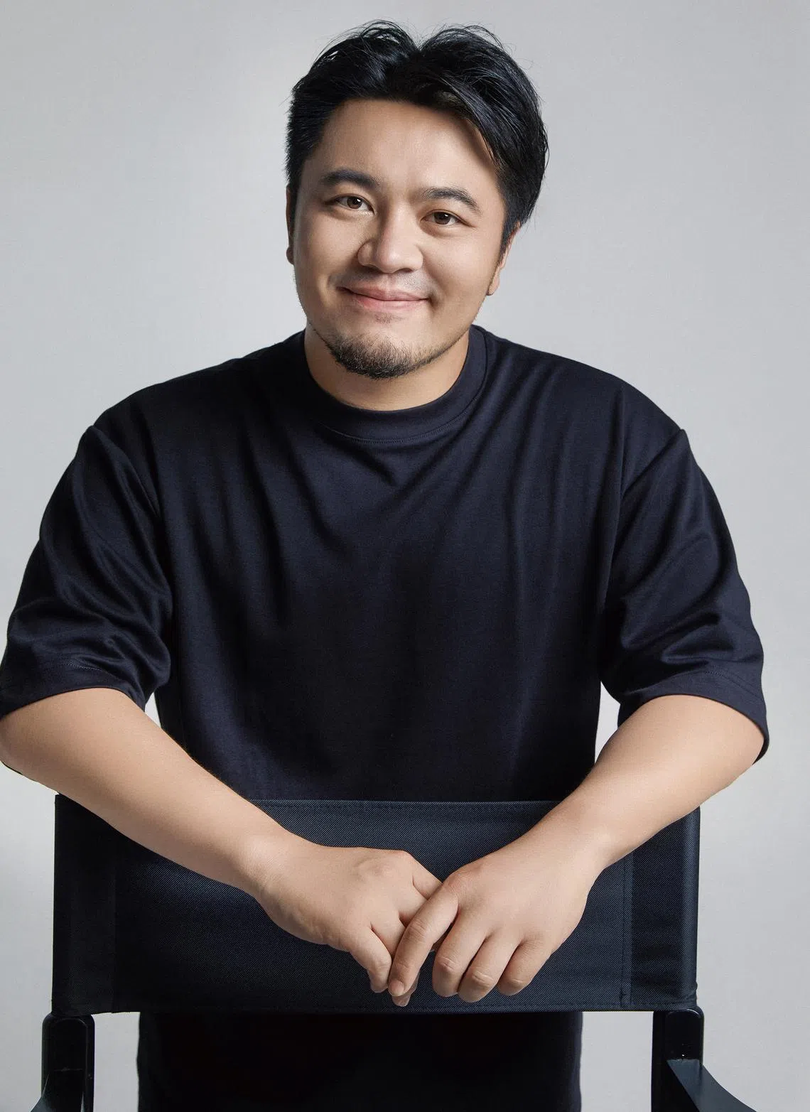 导演邓科过去曾执导《赘婿》《旗袍美探》《绅探》等剧集，《与凤行》是他导的第一部仙侠剧。（受访者提供）