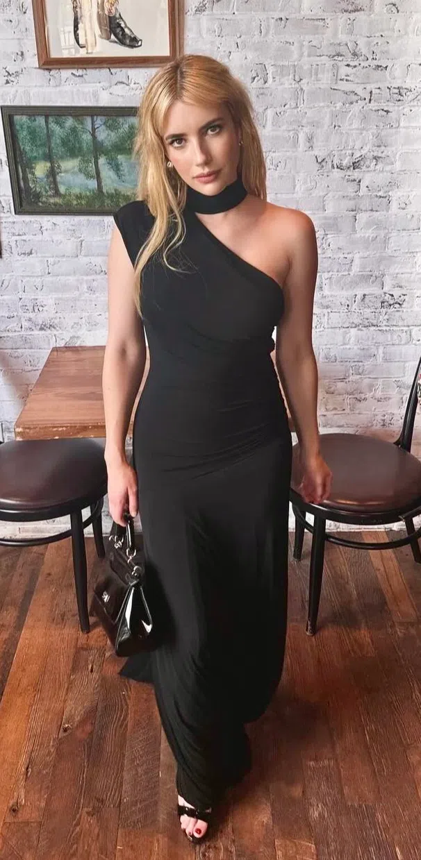 Emma Roberts（艾玛罗拔丝，图）是演员Eric Roberts（艾瑞克罗勃）和Kelly Cunningham（凯利坎宁安）的女儿，Julia Roberts（茱莉亚罗拔丝）则是她的姑姑。（取自艺人IG）