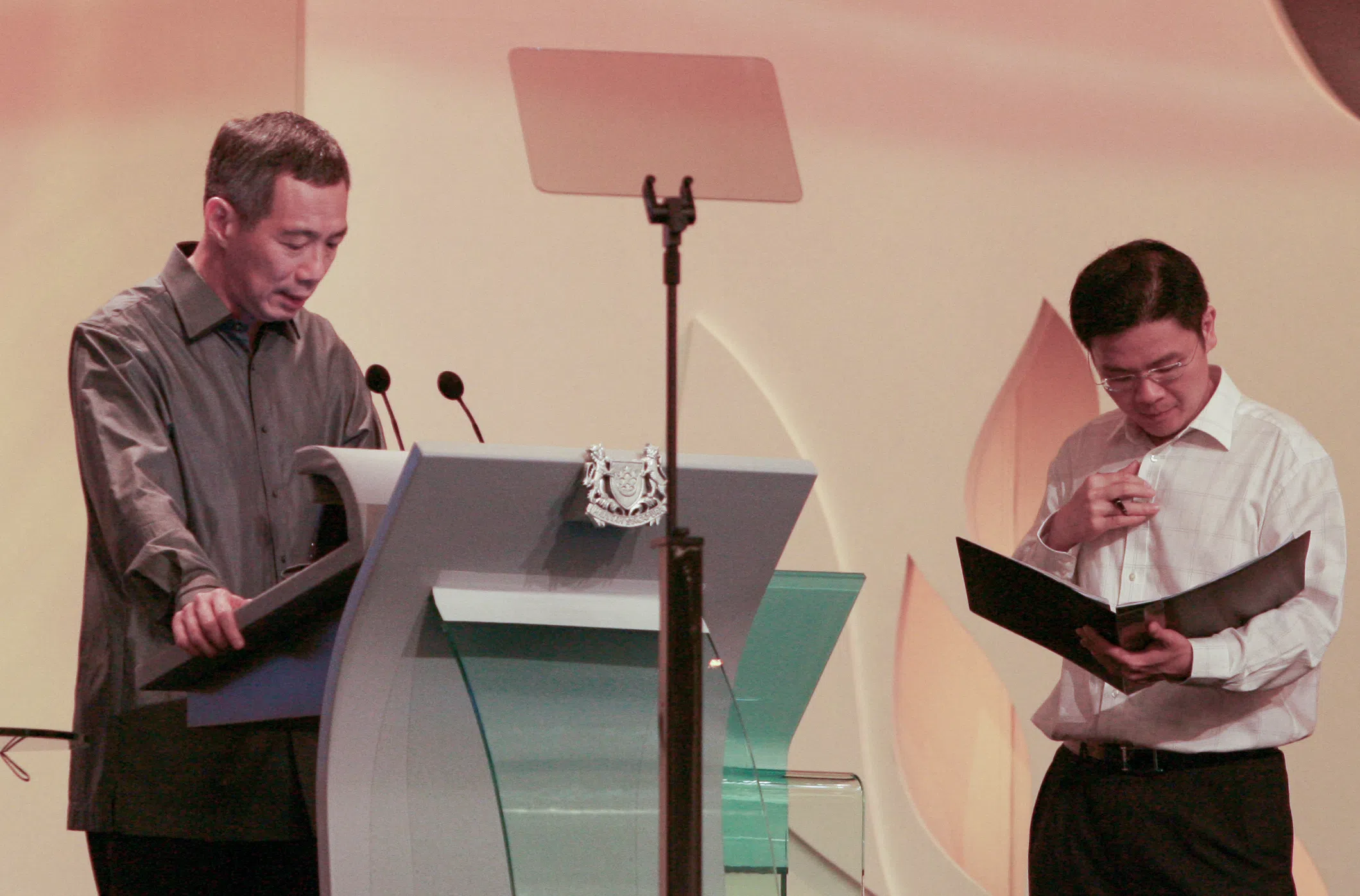 2008年，时任总理李显龙（左）为国庆群众大会演讲做准备，他的时任首席私人秘书黄循财（右）从旁协助。（数码发展及新闻部提供）