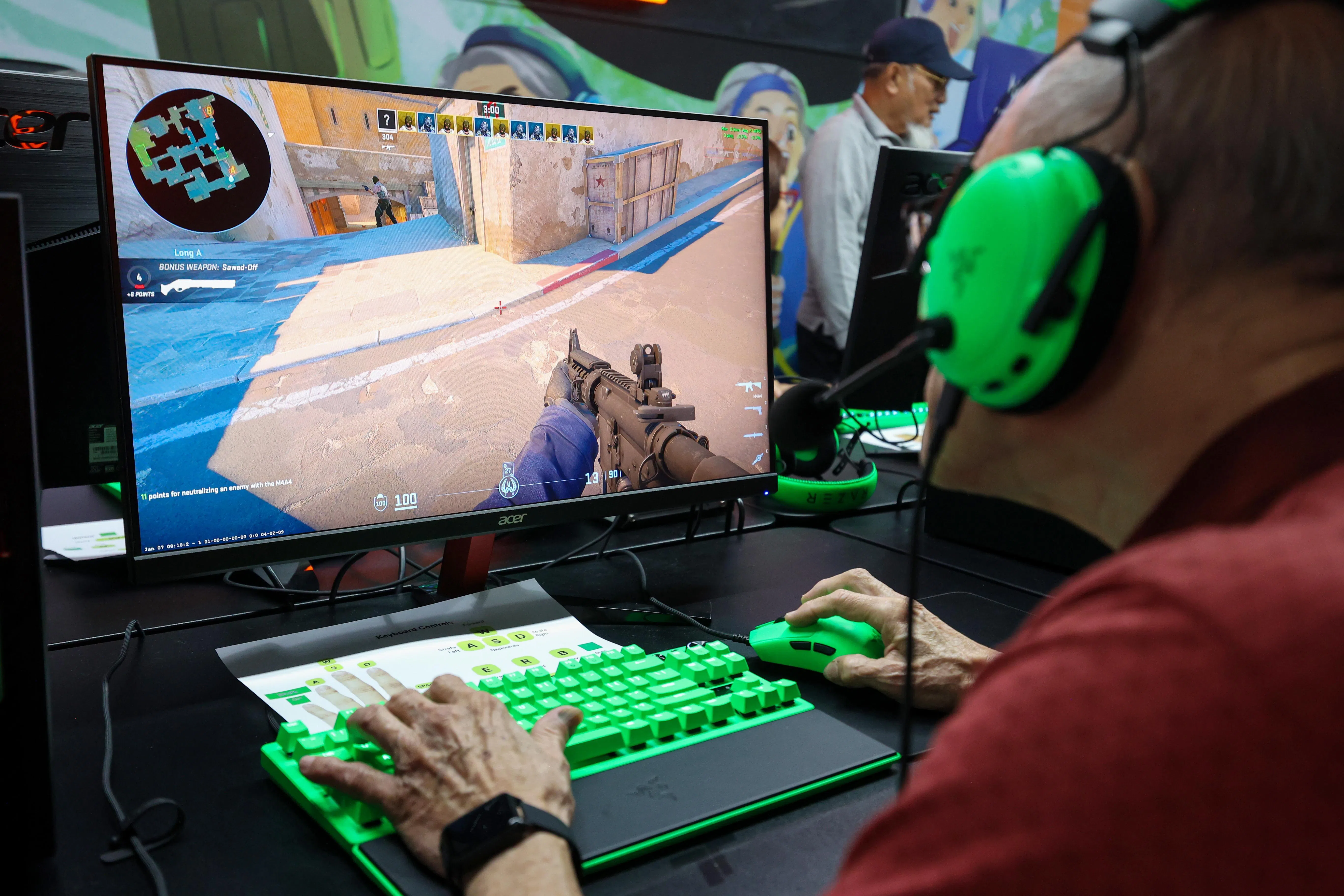 电竞中心的设施为长者特别设计，备有字体加大的键盘。（游甯稀摄）