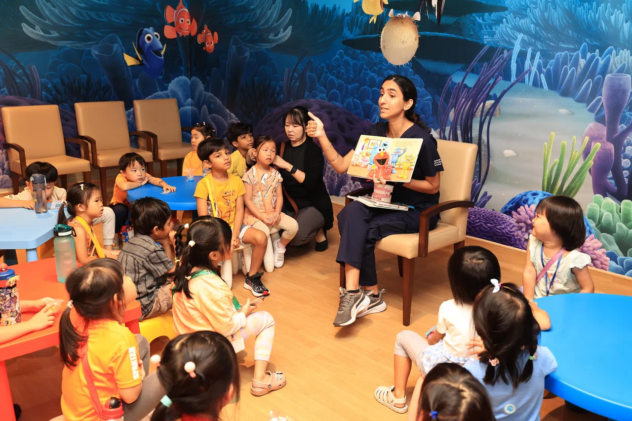 牙医通过讲故事，教导儿童正确的刷牙方式和保持口腔健康的知识。（周国威摄）