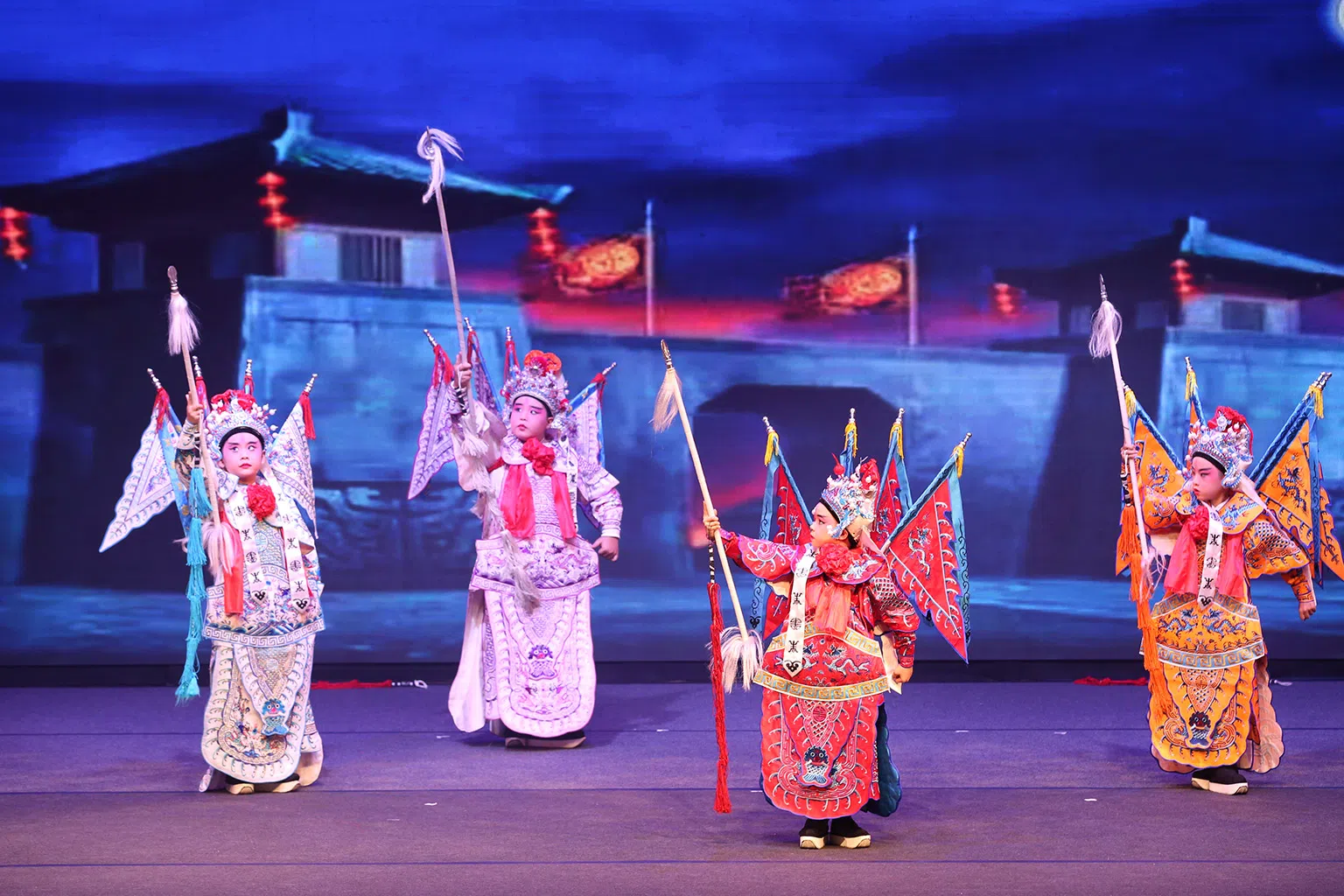 企业家的创新思维和活力，给潮剧注入创新的发展元素，激发更多年轻人对潮剧文化的兴趣和热爱。（左起）儿童演员：温思颖、邓智中、周瑞扬、陈祺尚。（图/南华潮剧社提供）