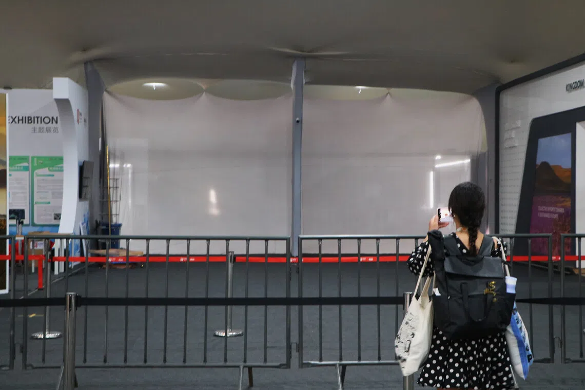 当地时间星期五（11月21日）早上，受火患影响的非洲馆和附近其他国家展馆的区域都设有围栏，禁止与会者进入。（蔡玮谦摄）