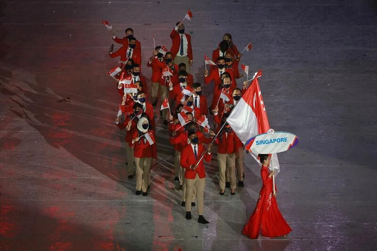 三届马来武术世界冠军法汉以擎旗手的身份带领新加坡代表团入场。（李健玮摄）