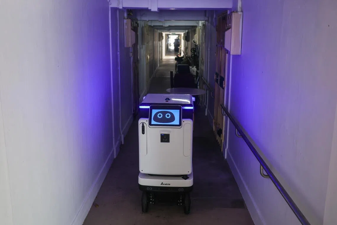 不少乐龄居民习惯在走廊摆放杂物、轮椅或代步车，常使机器人无法在狭窄的走廊间穿梭，得花更多时间改道才能完成任务，增加了部署工作的难度。（白艳琳摄）