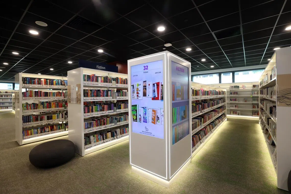 “无限书架”安装在热门馆藏区旅游、健康和成人小说区，通过互动显示屏为读者推荐更多与书架上的书相关的其他书籍。（邝启聪摄）