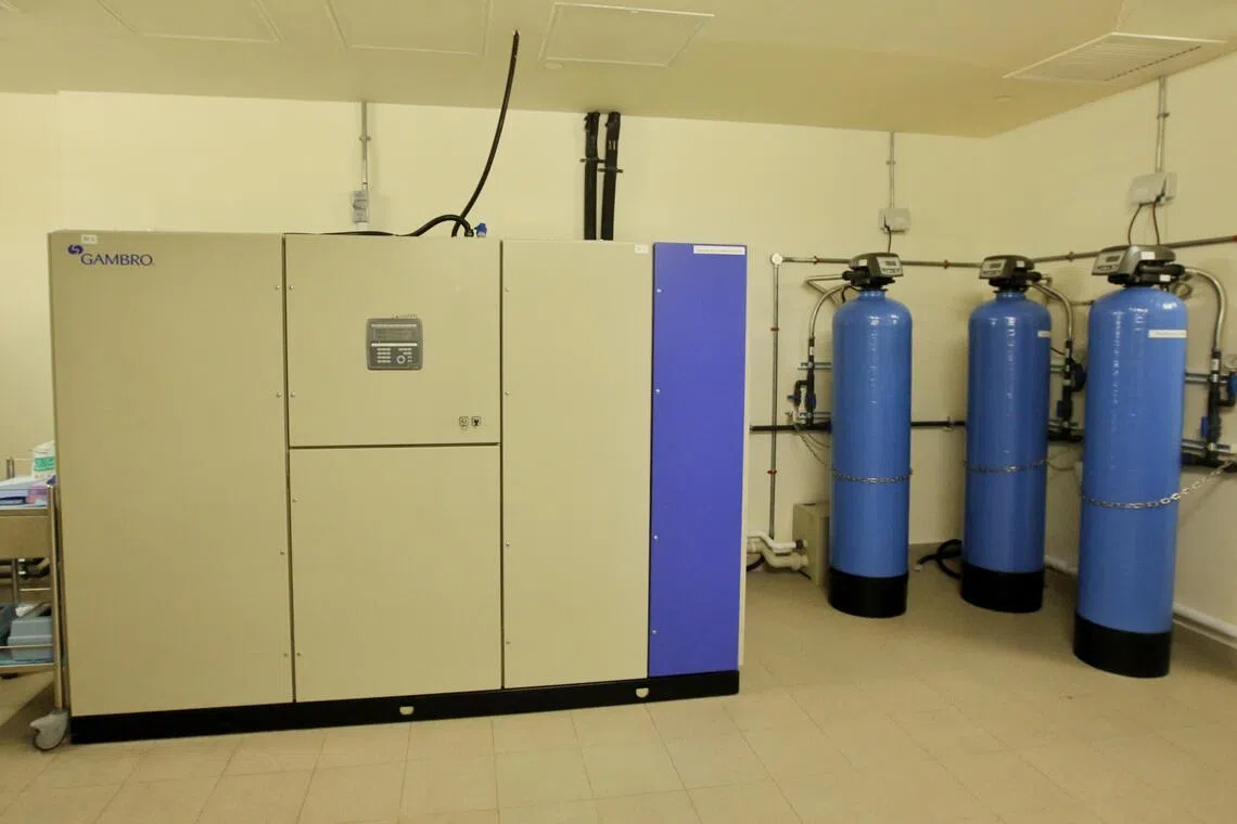 自来水必须先通过反渗透系统去除杂质才能用来洗肾，但在净化水的过程中会出现大量废水。（特约陈福洲摄）