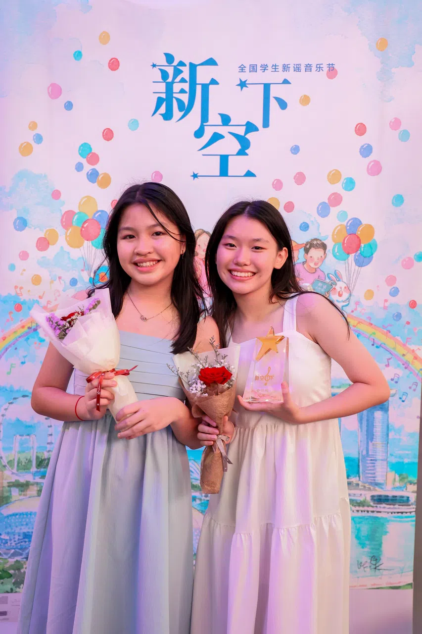 来自新加坡艺术学院的江紫怡（左）和陈紫萱凭借歌曲《回忆与未来的对话》获得合唱组冠军。（龙国雄摄）