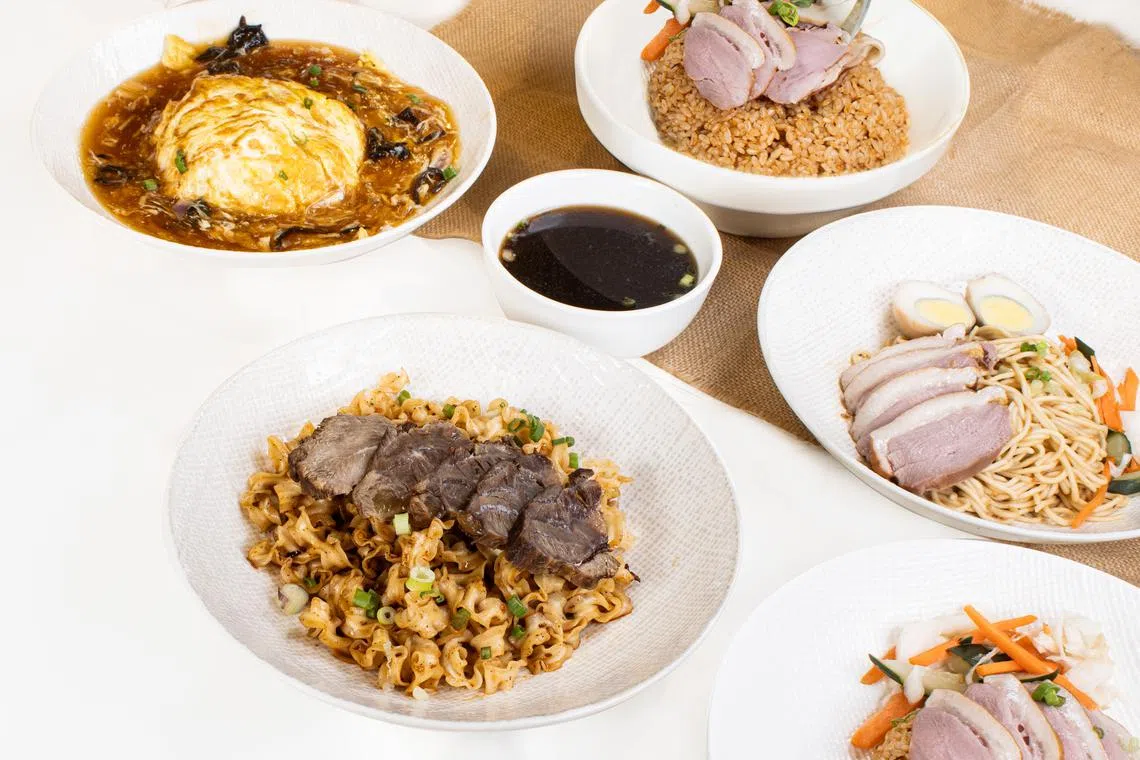 麻辣红烧牛肉刀削面（左）及其他台味面饭。（餐馆提供）