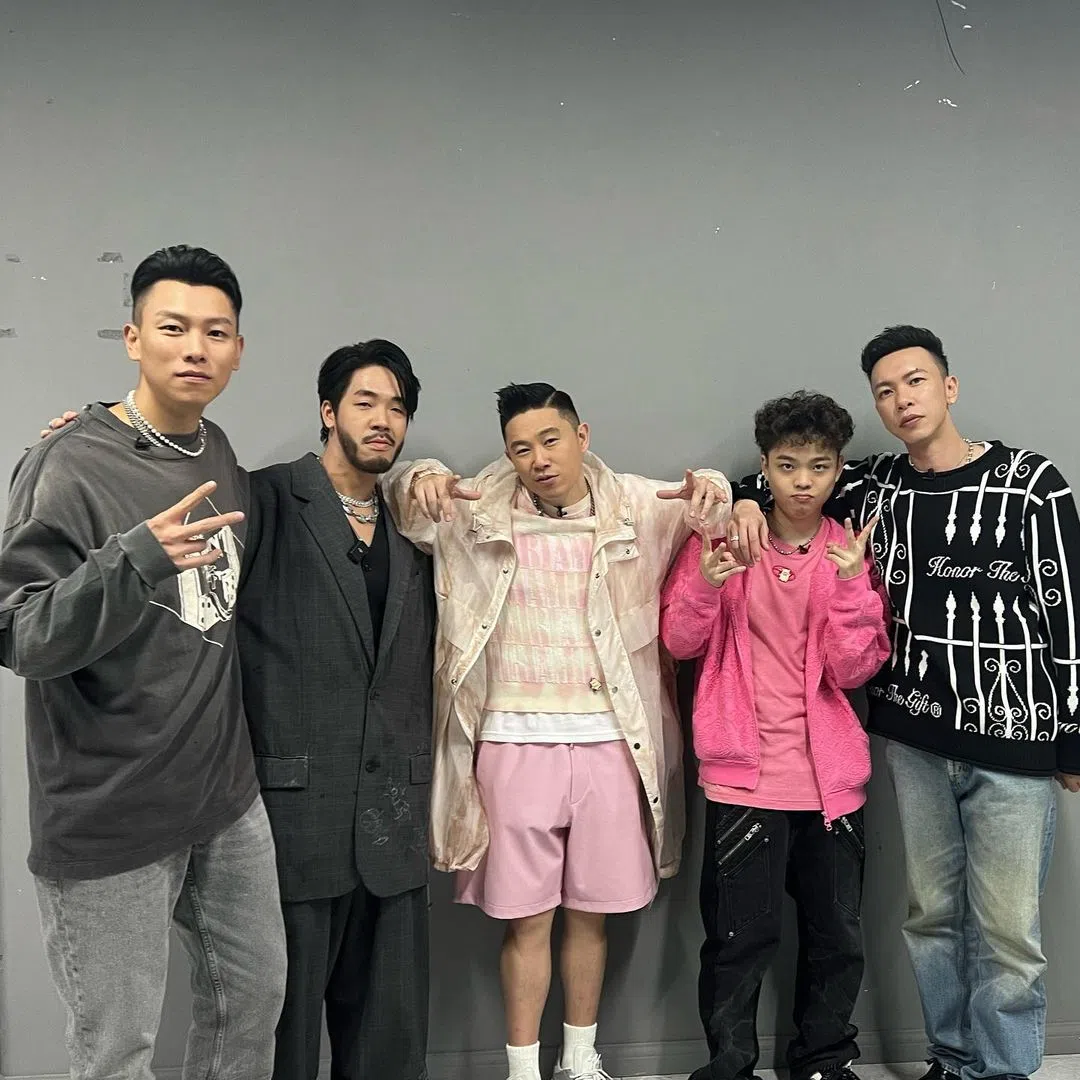 李佳隆（右二）邀请了本地说唱歌手白敬生（Shigga Shay，左二）担任特别嘉宾，两人今年在中国说唱节目相识。（取自白敬生IG）