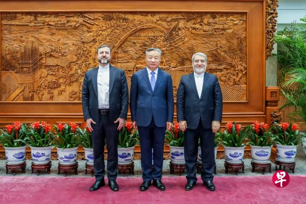 中国副外长苗得雨（中）8月17日在北京与访华的伊朗副外长加里布阿巴迪（左）会面。 （中国外交部官网）