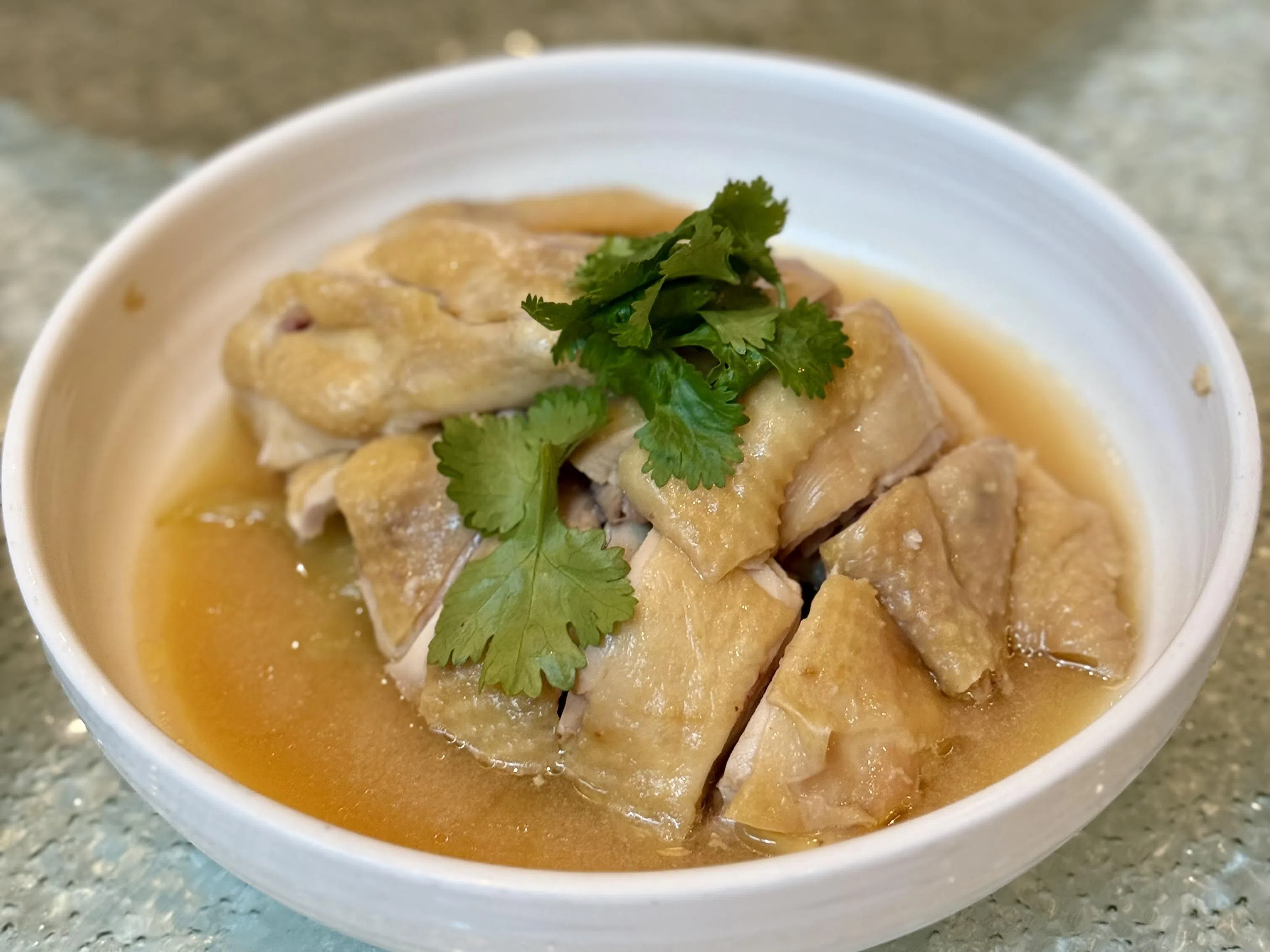 普宁豆酱走地鸡，嫩滑多汁，咸中带甘。（叶晓虹摄）