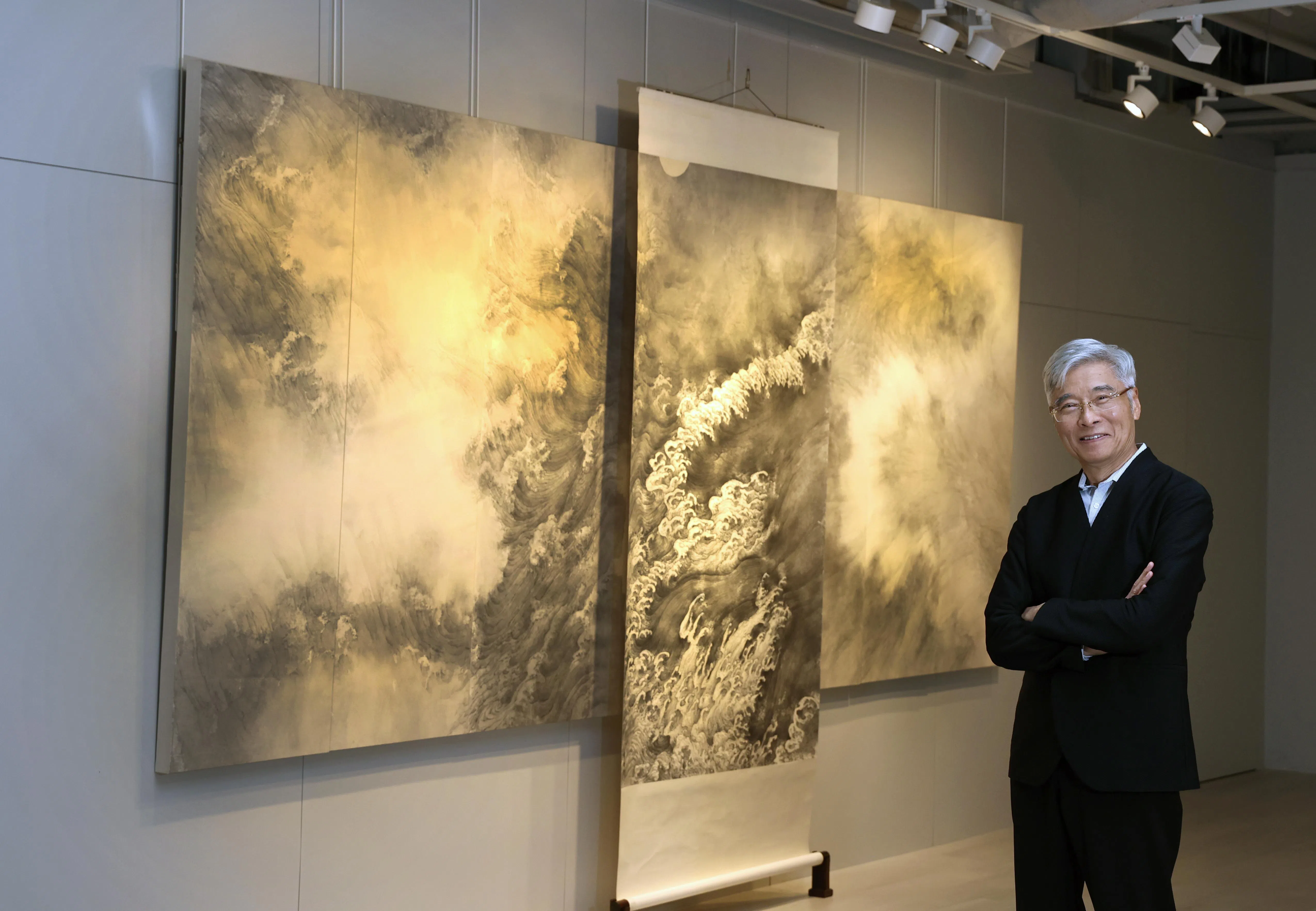 国际当代水墨艺术家李华弌以重屏装置呈现水墨画《云水一章》。（周国威摄）