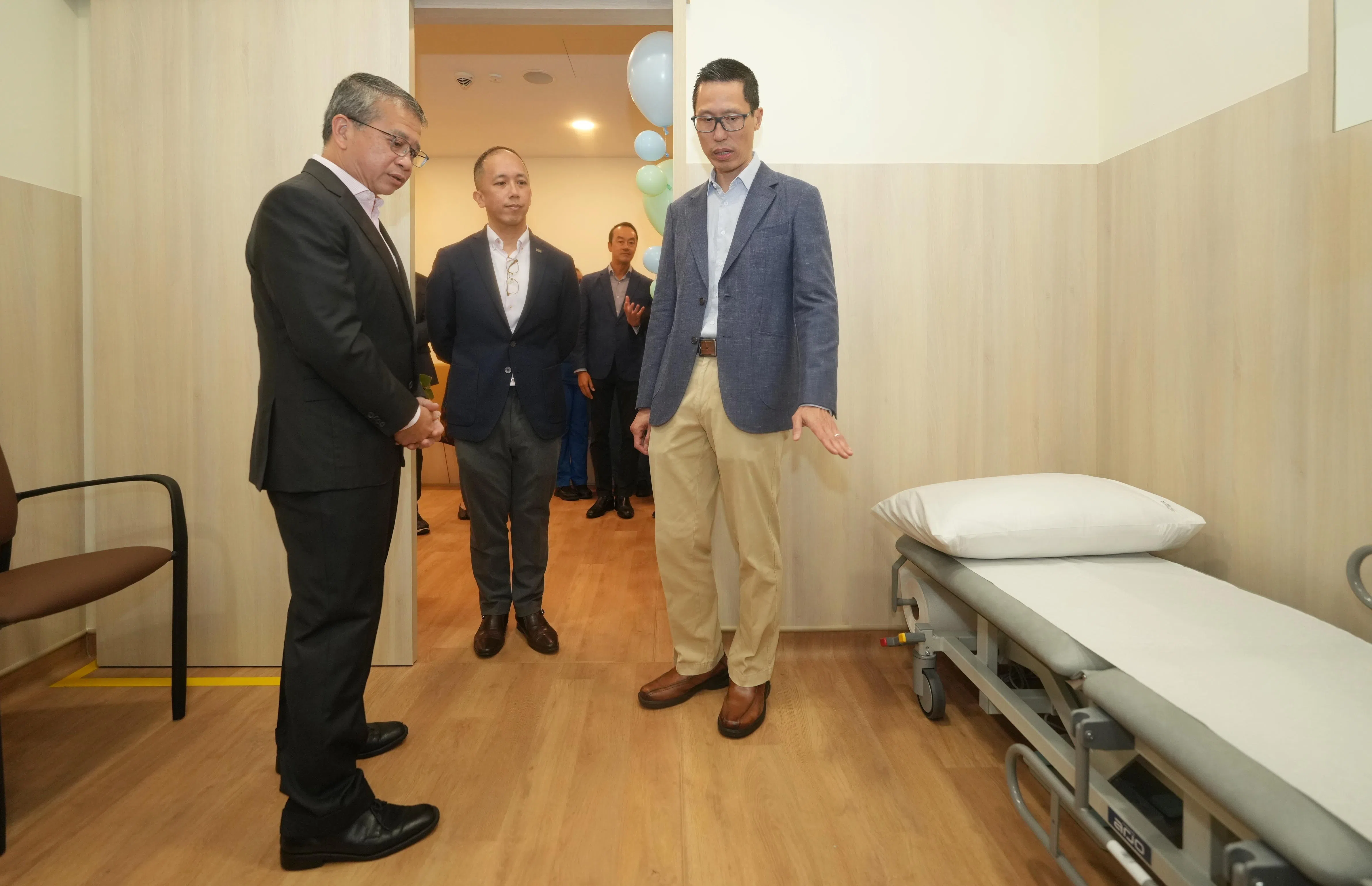 东海岸集选区议员、律政部长兼内政部第二部长唐振辉（左起）出席百汇东岸医院老年专科诊所和睡眠诊疗室的开幕仪式。陪同在旁的是医院首席执行官许德霖，正在讲解的是老年专科医生萧俊才，前保健卫生部兼人力部高级政务部长许宝琨医生（后排）也出席仪式。（谢智扬摄）