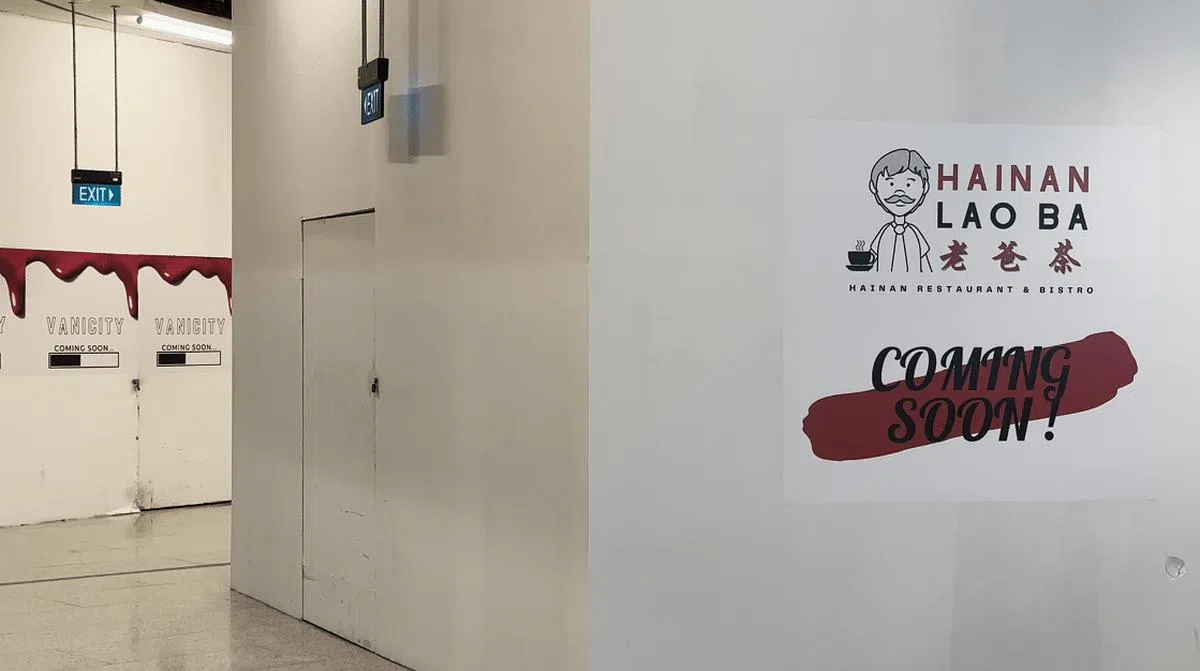 《联合早报》记者上周六（2月11日）走访国泰乌节影城时，一些二楼墙板已预告即将进驻的新租户。（叶俊颖摄）