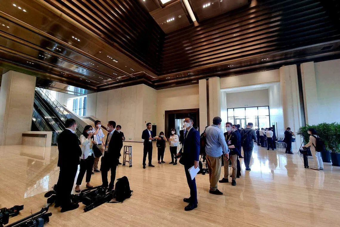 媒体经过第二轮安检进入主会场。安检全程在两小时以上。（王纬温摄）