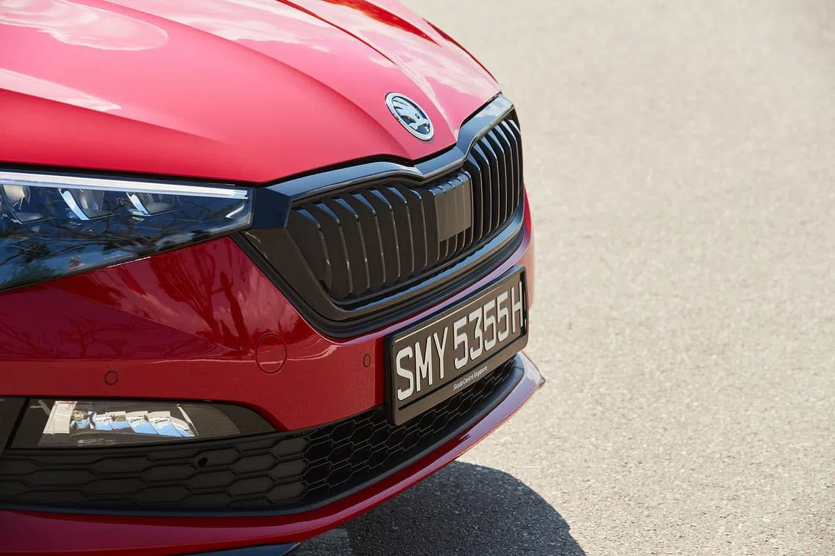 Scala前脸的视觉感更宽，其LED日间行车灯结合捷克水晶工艺，炯炯有神。