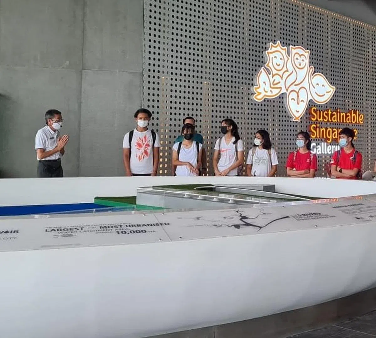 师生到访新加坡资源永续展览馆，以了解我国未来的发展计划。（华中提供）
