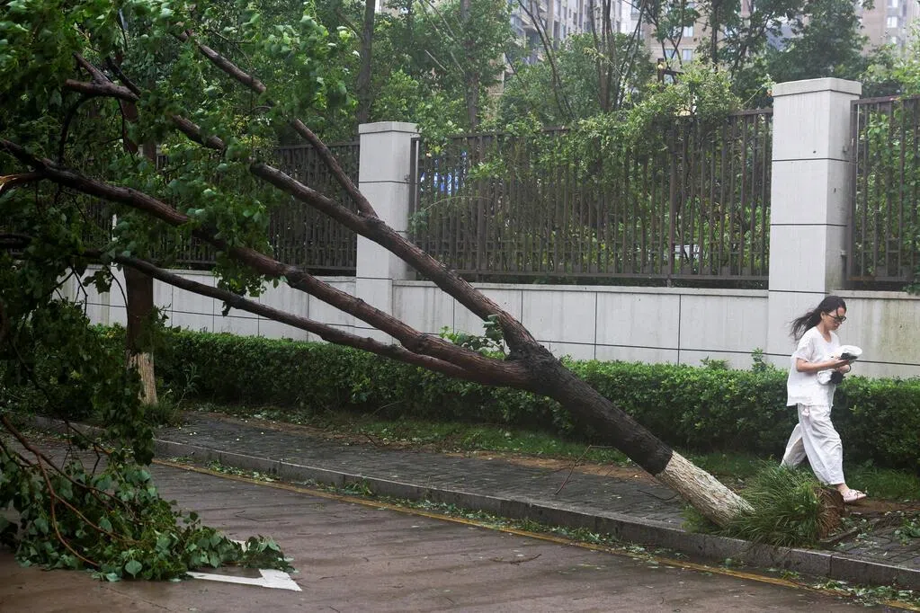 受台风影响 中国多地机场取消航班