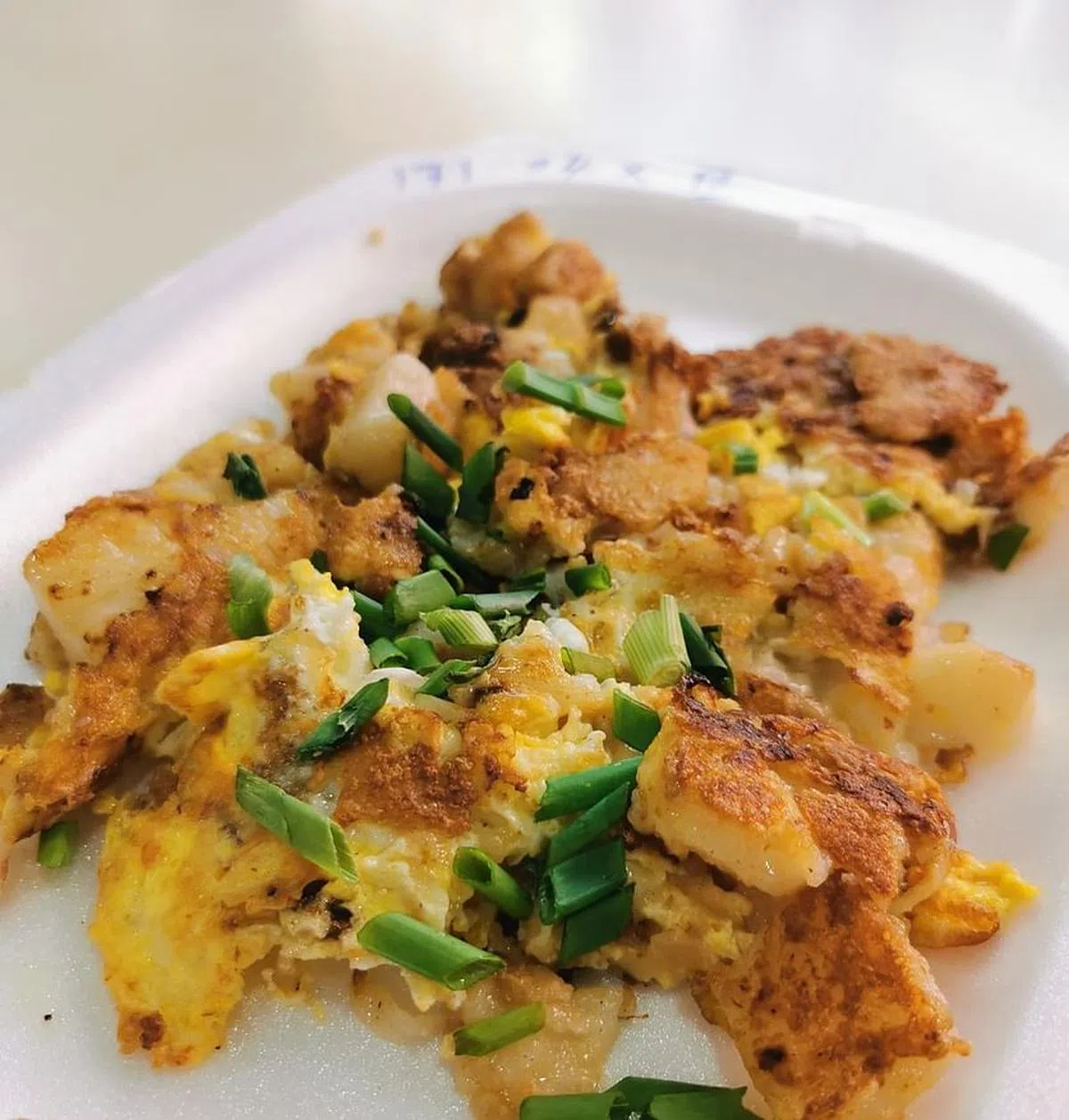 兴菜头粿蚝煎的自制白菜头粿外焦内软。（陈爱薇摄）