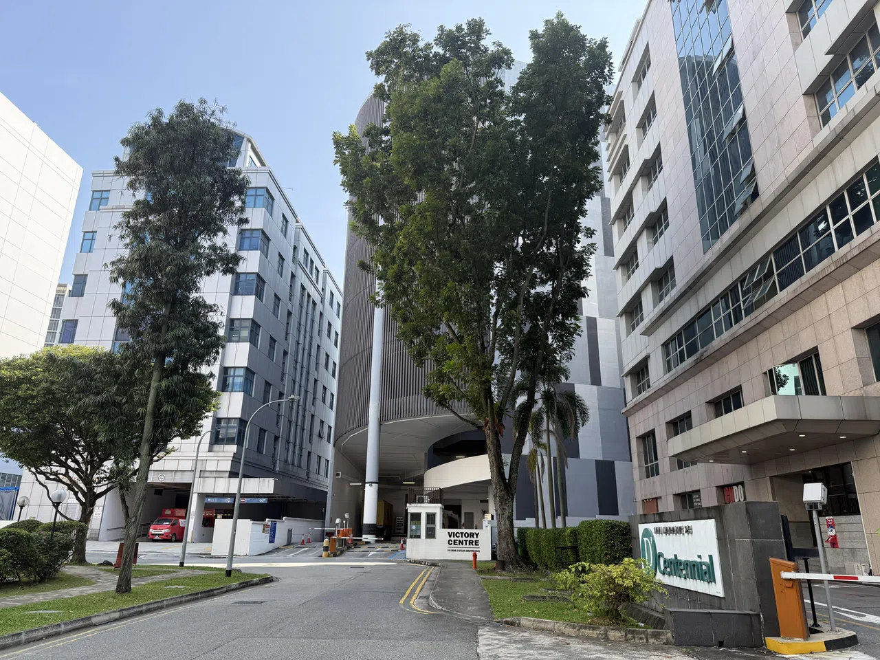 走出Agrow，立刻会看D’Centennial和接近巷尾的Victory Centre。（陈映蓁摄）